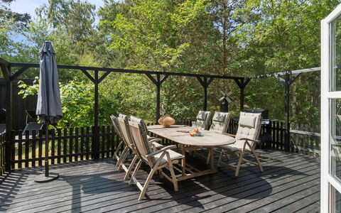 Eirik - 700M from the Sea: Hout, Huis, Veranda, Dek, Hardwood, Dak, Beits, Houten Vloer, Eco Hotel