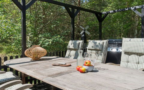 Eirik - 700M from the Sea: Hout, Huis, Veranda, Dek, Hardwood, Dak, Beits, Houten Vloer, Eco Hotel