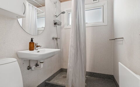 Franja - 120M from the Sea: Loodgieterswerkinrichting, Muur, Flooring, Verdieping, Interieur Ontwerp, Badkamer, Plafond, Toilet, Wastafel, Wc Bril