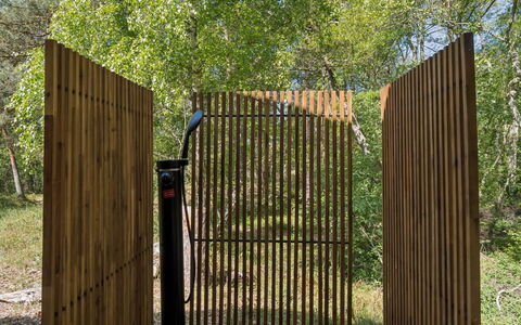 Franja - 120M from the Sea: Hout, Dak, Architectuur, Huis, Huis, Verblijf, Siding, Hardwood, Helling, Landgoed