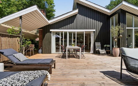 Ivar - 150M from the Sea: Meubilair, Interieur Ontwerp, Flooring, Verdieping, Plafond, Kamer, Stoel, Tafel, Appartement, Keuken En Eettafel