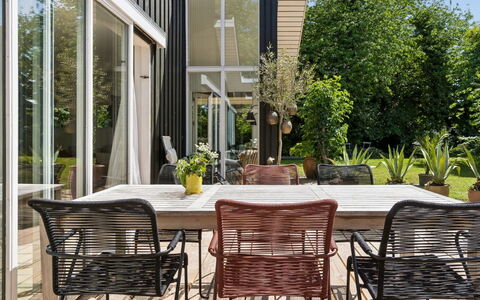 Ivar - 150M from the Sea: Meubilair, Interieur Ontwerp, Flooring, Verdieping, Plafond, Kamer, Stoel, Tafel, Appartement, Keuken En Eettafel