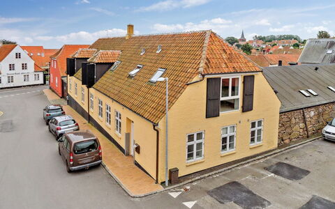 Vivina - 200M from the Sea: Hout, Dak, Architectuur, Huis, Huis, Verblijf, Siding, Hardwood, Helling, Landgoed