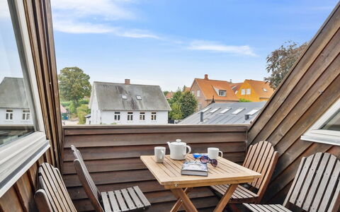 Vivina - 200M from the Sea: Hout, Dak, Architectuur, Huis, Huis, Verblijf, Siding, Hardwood, Helling, Landgoed