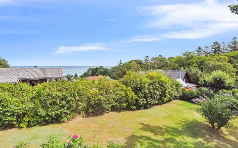 Makrina - 150M from the Sea: Groen, Vegetation, Struik, Plantengemeenschap, Huis, Verblijf, Landgoed, Tuin, Landscaping