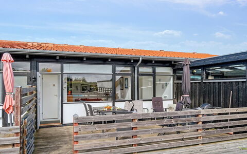Effy - 300M from the Sea: Huis, Huis, Deur, Dak, Verblijf, Landgoed, Tuin, Schaduw, Siding, Werf
