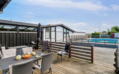 Effy - 300M from the Sea: Huis, Huis, Deur, Dak, Verblijf, Landgoed, Tuin, Schaduw, Siding, Werf