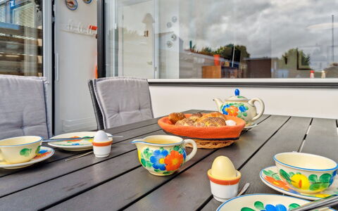 Effy - 300M from the Sea: Huis, Huis, Deur, Dak, Verblijf, Landgoed, Tuin, Schaduw, Siding, Werf