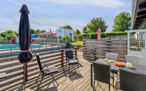 Effy - 300M from the Sea: Huis, Huis, Deur, Dak, Verblijf, Landgoed, Tuin, Schaduw, Siding, Werf