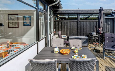 Effy - 300M from the Sea: Huis, Huis, Deur, Dak, Verblijf, Landgoed, Tuin, Schaduw, Siding, Werf