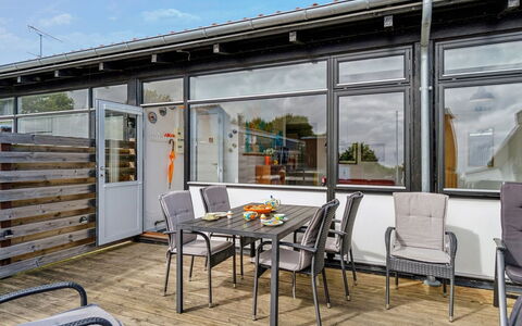 Effy - 300M from the Sea: Huis, Huis, Deur, Dak, Verblijf, Landgoed, Tuin, Schaduw, Siding, Werf