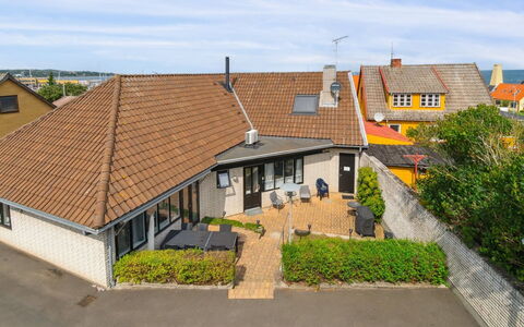 Ginie - 70M from the Sea: Hout, Meubilair, Appartement, Kamer, Plafond, Beits, Stoel, Hardwood, Vernis, Timmerhout