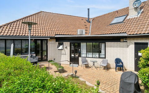 Ginie - 70M from the Sea: Hout, Meubilair, Appartement, Kamer, Plafond, Beits, Stoel, Hardwood, Vernis, Timmerhout