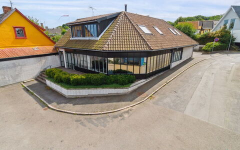 Ginie - 70M from the Sea: Hout, Meubilair, Appartement, Kamer, Plafond, Beits, Stoel, Hardwood, Vernis, Timmerhout