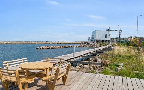 Ginie - 70M from the Sea: Hout, Meubilair, Appartement, Kamer, Plafond, Beits, Stoel, Hardwood, Vernis, Timmerhout