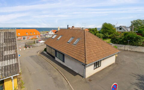 Ginie - 70M from the Sea: Hout, Meubilair, Appartement, Kamer, Plafond, Beits, Stoel, Hardwood, Vernis, Timmerhout