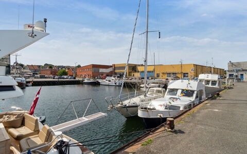 Ginie - 70M from the Sea: Hout, Meubilair, Appartement, Kamer, Plafond, Beits, Stoel, Hardwood, Vernis, Timmerhout