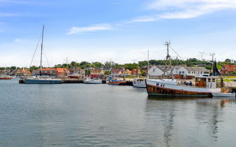 Ginie - 70M from the Sea: Hout, Meubilair, Appartement, Kamer, Plafond, Beits, Stoel, Hardwood, Vernis, Timmerhout
