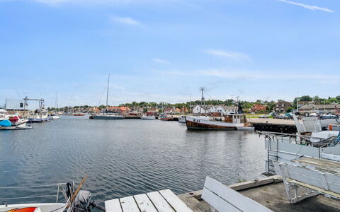 Ginie - 70M from the Sea: Hout, Meubilair, Appartement, Kamer, Plafond, Beits, Stoel, Hardwood, Vernis, Timmerhout