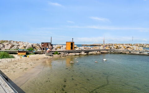Ginie - 70M from the Sea: Hout, Meubilair, Appartement, Kamer, Plafond, Beits, Stoel, Hardwood, Vernis, Timmerhout