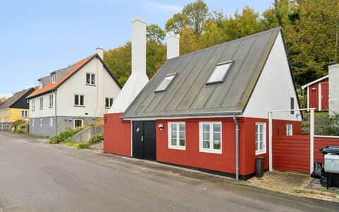 Malila - 15M from the Sea: Hout, Dak, Architectuur, Huis, Huis, Verblijf, Siding, Hardwood, Helling, Landgoed