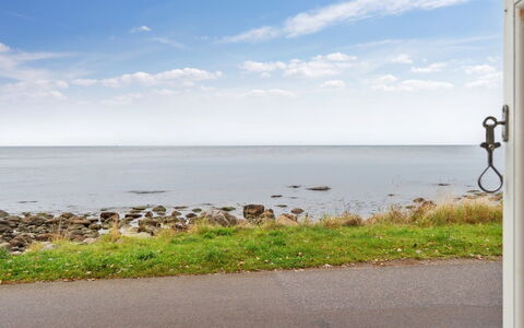 Malila - 15M from the Sea: Hout, Dak, Architectuur, Huis, Huis, Verblijf, Siding, Hardwood, Helling, Landgoed