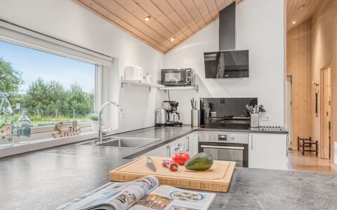 Imke - 1Km from the Sea: Hout, Flooring, Interieur Ontwerp, Keuken, Plafond, Countertop, Verdieping, Houten Vloer, Meubilair, Toestel Van De Keuken