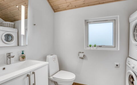 Imke - 1Km from the Sea: Flooring, Muur, Verdieping, Loodgieterswerkinrichting, Interieur Ontwerp, Hout, Plafond, Badkamer, Wastafel, Kraan