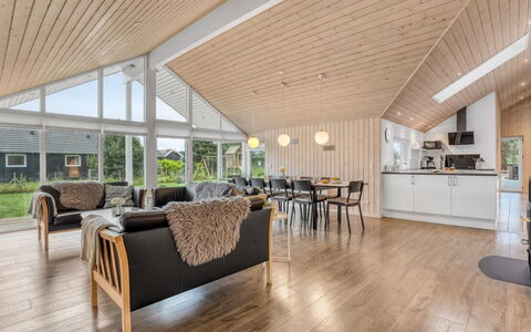 Imke - 1Km from the Sea: Hout, Plafond, Hardwood, Plank, Beits, Siding, Houten Vloer, Timmerhout, Dek, Veranda
