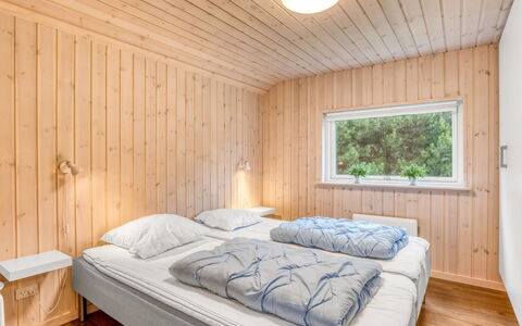 Imke - 1Km from the Sea: Hout, Slaapkamer, Bed, Bedding, Huis, Laken, Plafond, Bed Frame, Hardwood, Beits