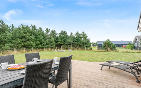 Imke - 1Km from the Sea: Land Lot, Huis, Schaduw, Landscaping, Tuin, Hardwood, Gazon, Landgoed, Stoel, Plank