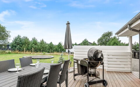 Imke - 1Km from the Sea: Huis, Land Lot, Buitenmeubels, Tuin, Schaduw, Stoel, Landscaping, Gazon, Werf, Landgoed