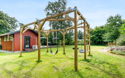 Vickie - 600M from the Sea: Hout, Huis, Veranda, Dek, Hardwood, Dak, Beits, Houten Vloer, Eco Hotel