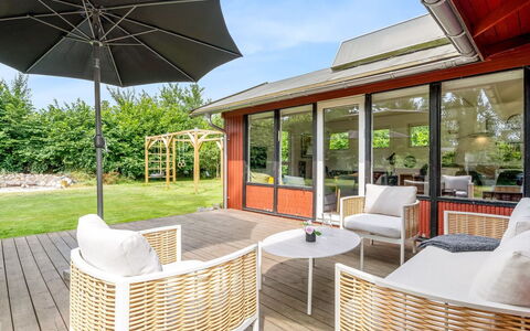 Vickie - 600M from the Sea: Hout, Huis, Veranda, Dek, Hardwood, Dak, Beits, Houten Vloer, Eco Hotel