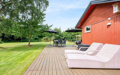 Vickie - 600M from the Sea: Hout, Huis, Veranda, Dek, Hardwood, Dak, Beits, Houten Vloer, Eco Hotel