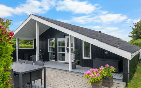 Maaria - 400M from the Sea: Meubilair, Interieur Ontwerp, Flooring, Verdieping, Plafond, Kamer, Stoel, Tafel, Appartement, Keuken En Eettafel