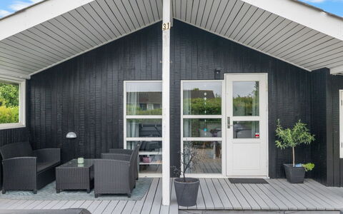 Maaria - 400M from the Sea: Meubilair, Interieur Ontwerp, Flooring, Verdieping, Plafond, Kamer, Stoel, Tafel, Appartement, Keuken En Eettafel