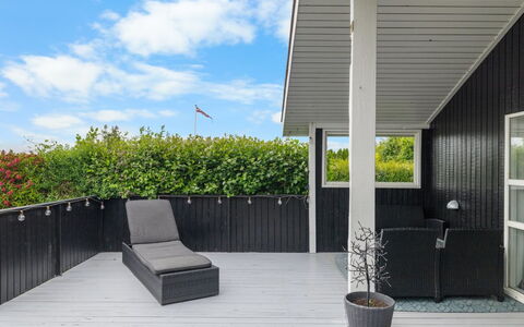 Maaria - 400M from the Sea: Meubilair, Interieur Ontwerp, Flooring, Verdieping, Plafond, Kamer, Stoel, Tafel, Appartement, Keuken En Eettafel