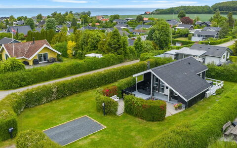 Maaria - 400M from the Sea: Meubilair, Interieur Ontwerp, Flooring, Verdieping, Plafond, Kamer, Stoel, Tafel, Appartement, Keuken En Eettafel