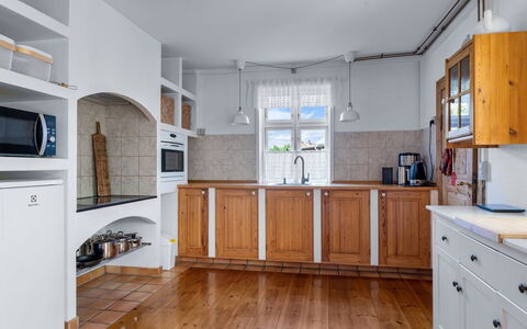 Huno - 2Km from the Sea: Flooring, Hout, Verdieping, Interieur Ontwerp, Cabinetry, Plafond, Keuken, Houten Vloer, Kast, Verlichting