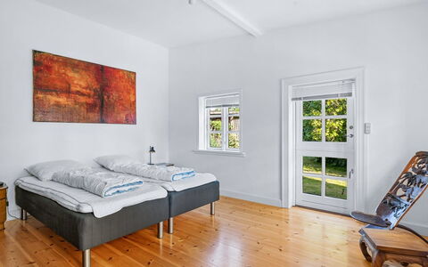 Huno - 2Km from the Sea: Verdieping, Appartement, Slaapkamer, Plafond, Bed, Houten Vloer, Hardwood, Bedding, Bed Frame, Beits