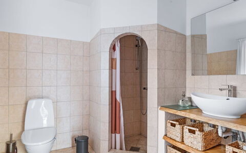 Huno - 2Km from the Sea: Flooring, Verdieping, Loodgieterswerkinrichting, Badkamer, Interieur Ontwerp, Toilet, Wc Bril, Loodgieter, Tegel, Kamer
