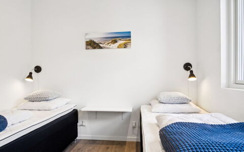 Alka - 500M from the Sea: Slaapkamer, Bed, Bedding, Laken, Verdieping, Interieur Ontwerp, Flooring, Plafond, Kamer, Bed Frame