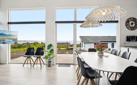 Alka - 500M from the Sea: Plafond, Interieur Ontwerp, Lichte Inrichting, Kroonluchter, Keuken En Eettafel, Stoel, Houten Vloer, Natuurlijk Materiaal, Eetkamer, Ontwerp