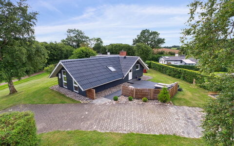 Erke - 800M from the Sea: Blauw, Struik, Verblijf, Groundcover, Tuin, Landgoed, Schaduw, Landscaping, Boerderij, Eco Hotel