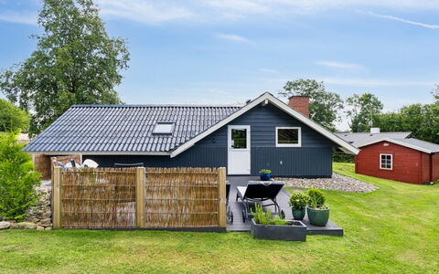 Erke - 800M from the Sea: Blauw, Struik, Verblijf, Groundcover, Tuin, Landgoed, Schaduw, Landscaping, Boerderij, Eco Hotel