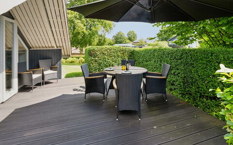 Erke - 800M from the Sea: Blauw, Struik, Verblijf, Groundcover, Tuin, Landgoed, Schaduw, Landscaping, Boerderij, Eco Hotel