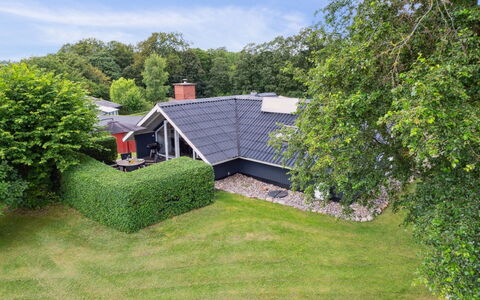 Erke - 800M from the Sea: Blauw, Struik, Verblijf, Groundcover, Tuin, Landgoed, Schaduw, Landscaping, Boerderij, Eco Hotel