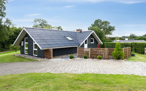 Erke - 800M from the Sea: Blauw, Struik, Verblijf, Groundcover, Tuin, Landgoed, Schaduw, Landscaping, Boerderij, Eco Hotel