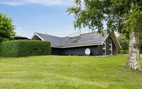 Erke - 800M from the Sea: Blauw, Struik, Verblijf, Groundcover, Tuin, Landgoed, Schaduw, Landscaping, Boerderij, Eco Hotel